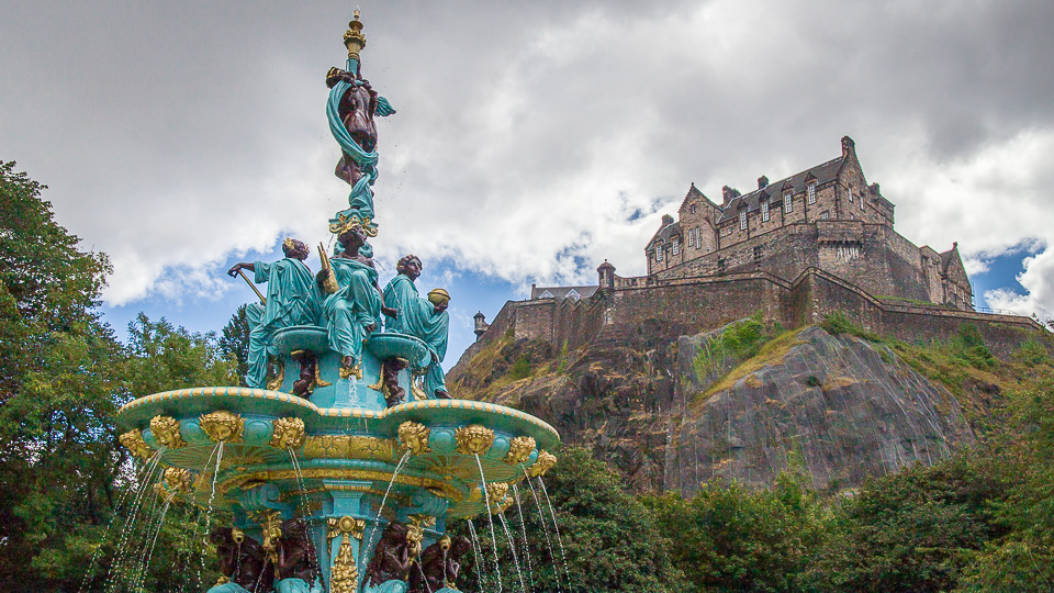 Blick auf die Burg von den Princes Street Gardens - (Foto: ©Stephan Goldmann)