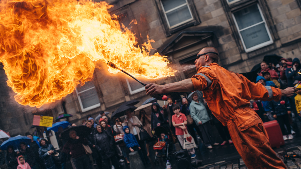 Ein Feuerspucker auf dem Festival Fringe - (Foto: ©David Monteith-Hodge)