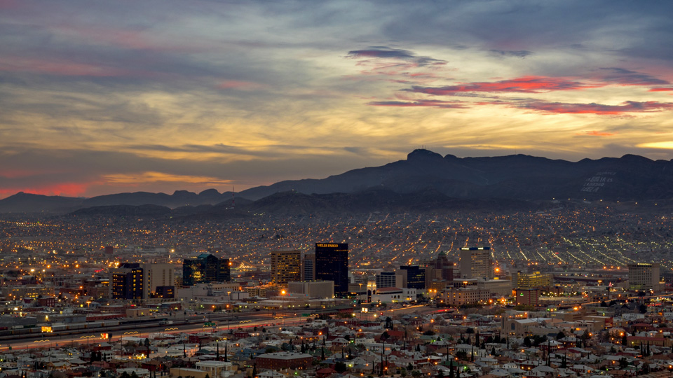 El Paso, Texas, und Juarez, Mexiko: Die Skyline der West-Texas-Grenze im Sonnenuntergang - (Foto: ©Beau Rogers/500px)