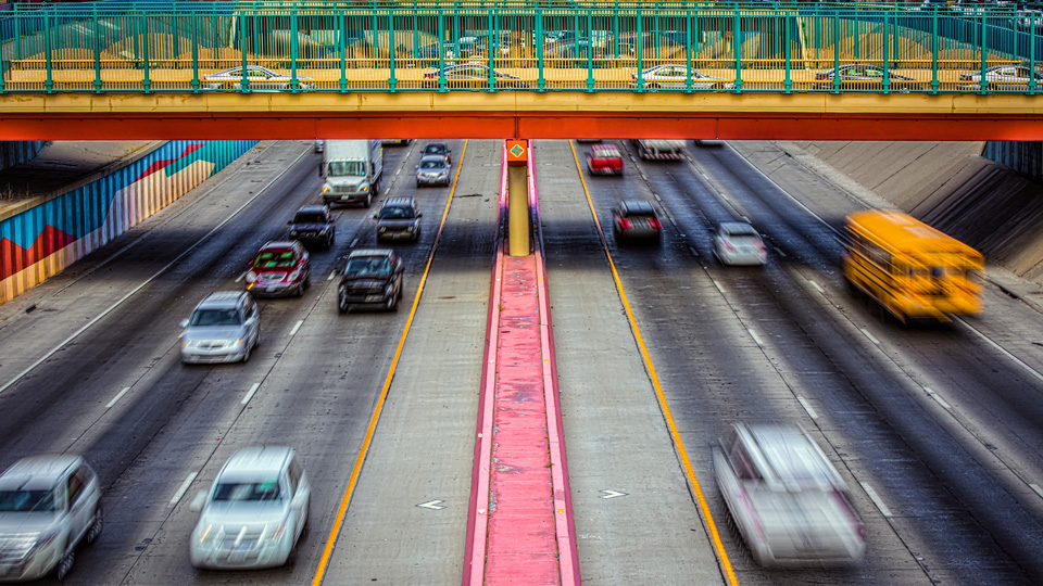 Der Verkehr fließt auf den mehrspurigen Straßen in El Paso, nur an der Grenze kommt es zu Warteschlangen - (Foto: ©Bill Chizek/Istock.com)