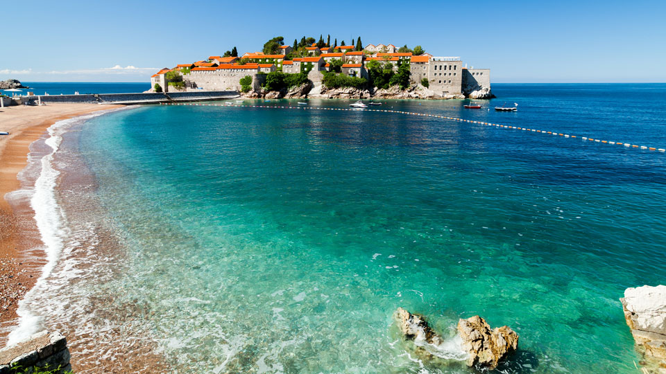 Die kleine Adriainsel Sveti Stefan in Montenegro ist durch einen Damm mit dem Festland verbunden - (Foto: © Vitaly Shastun / 500px)