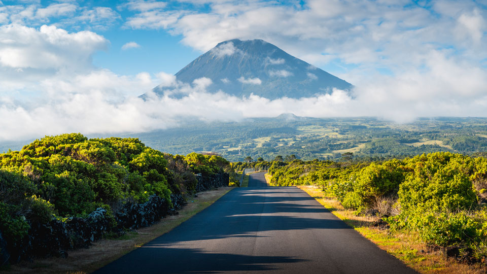 Das Ziel immer vor Augen: Der Berg Pico mit seiner imposanten Silhouette ist ein Wahrzeichen - (Foto: © Marco Bottigelli / Getty)