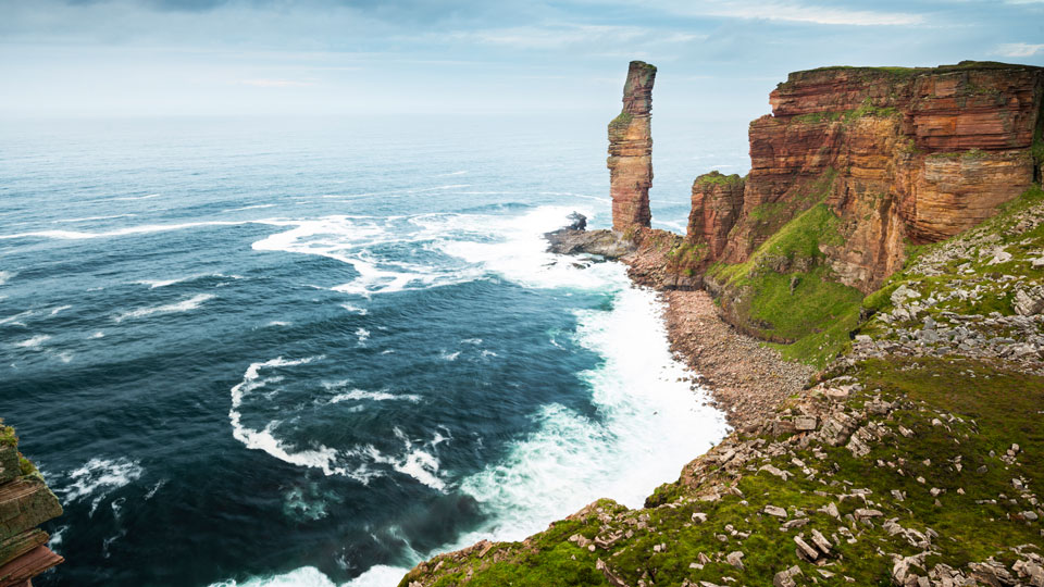 Wie ein gigantischer Wächter: Felsformation Old Man of Hoy an der Westküste Schottlands - (Foto: © Justin Foulkes / Lonely Planet)