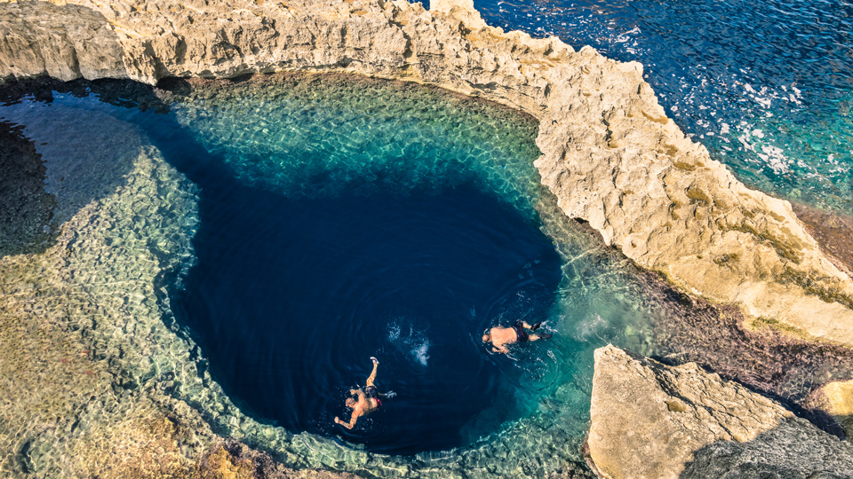 Beim Schnorcheln in Gozos glasklarem Blue Hole - (Foto: ©ViewApart/Getty Images)