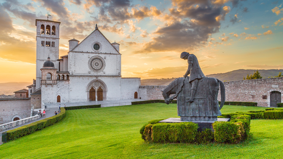 Malerisch - die Basilika des Heiligen Franziskus von Assisi im Licht des Sonnenuntergangs in Umbrien - (Foto: ©canadastock/Shutterstock)