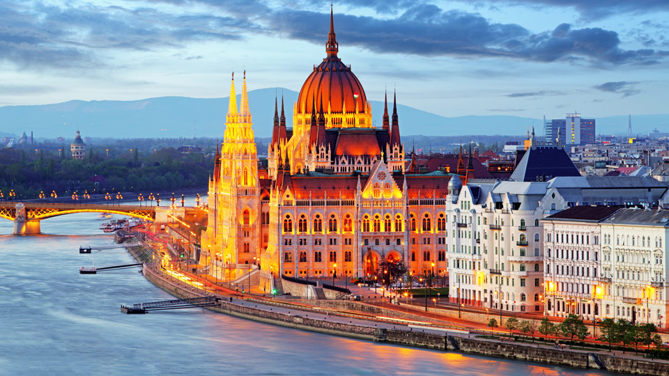 Die Schönheit beider Metropolen vergleichen, Wien und Budapest - mit dem Bus lässt sich Zeit und Geld sparen - (Foto: ©TomasSereda/Getty Images)