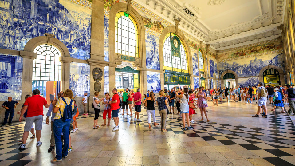 Das Innere des Bahnhofs São Bento in Porto ist mit portugiesischen Azulejo-Fliesen ausgekleidet - (Foto: ©Benny Marty/Shutterstock)