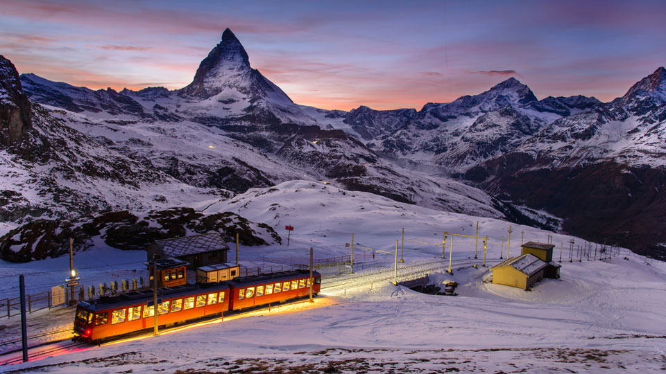 Abstecher auf kleinen Strecken: Eine Fahrt mit der Gornergratbahn entlang der Kulisse des Matterhorns ist ein einzigartiges Erlebnis - (Foto: ©Suphanat Wongsanuphat/Getty Images)