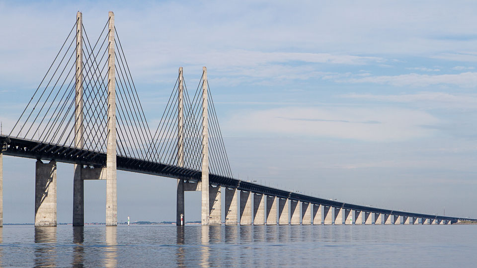 Die Öresundbrücke von Schweden auf die dänischen Insel Peberholm ist mit knapp acht Kilometern Europas längste Schrägseilbrücke für den Straßen- und Eisenbahnverkehr - (Foto: © Aeronautics / Shutterstock)