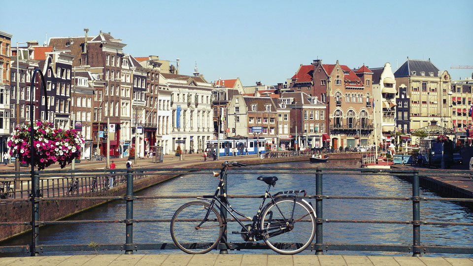 Von den Schienen auf die Straße: Wie wäre es mit einem Tag auf dem Rad, quer durch Amsterdam? - (Foto: ©marilynyee/Getty Images)