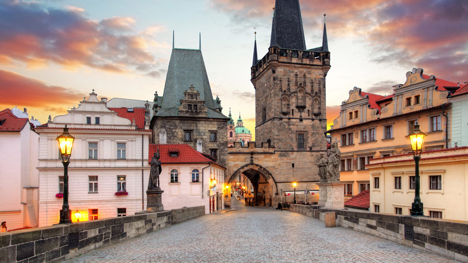 Prager Blick von der Karlsbrücke auf die Mala Strana mit der Burg im Hintergrund - (Foto: ©TomasSereda/Getty Images)