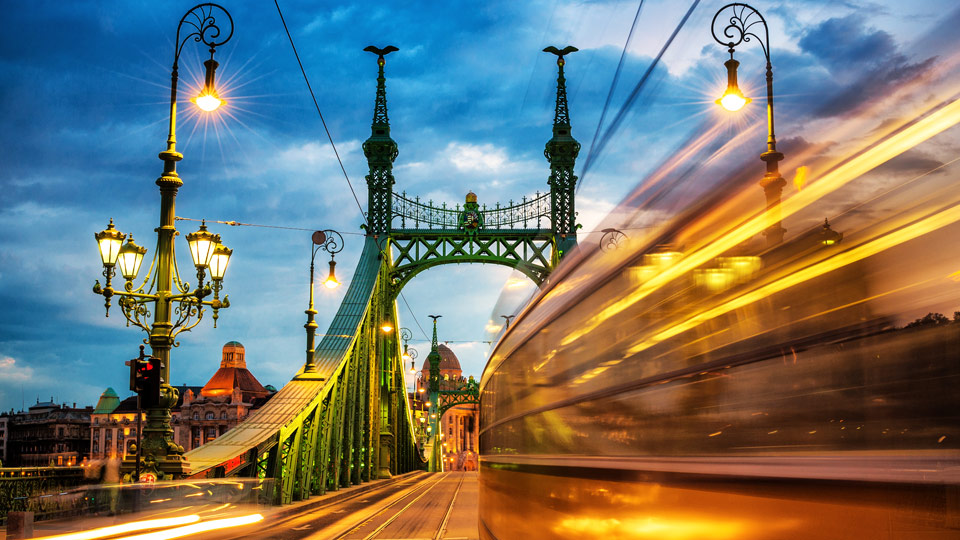 Romantische Abendstimmung auf der Margaret Bridge in Budapest - (Foto: ©gehringj/Getty Images)
