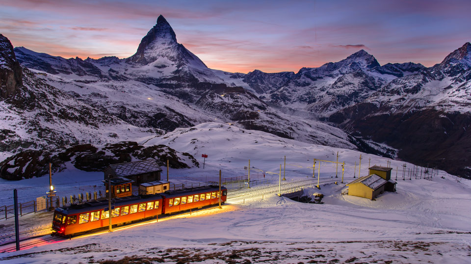 Mit der Gornergrat Bahn am zauberhaft verschneiten Matterhorn vorbei durch die Schweiz - (Foto: ©Suphanat Wongsanuphat/Getty Images)