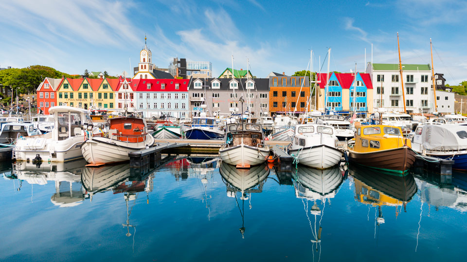 Der Bootshafen von Tórshavn mit seinen bunten Häusern ist autonomes dänisches Territorium - (Foto: ©Justin Foulkes/Lonely Planet)
