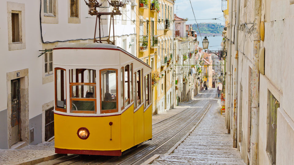 Lissabons Gloria-Standseilbahn, 1885 an der Westseite der Avenida da Liberdade eröffnet, verbindet die Innenstadt mit Bairro Alto - (Foto: ©Martin Lehmann/Shutterstock)