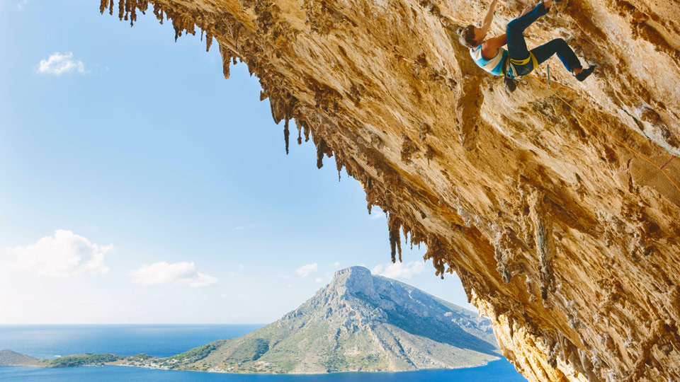 Die Felsen der Insel Kalymnos locken mit mehr als 3.000 etablierten Routen Kletterfreaks aus der ganzen Welt an - (Foto ©Folio Images/Alamy Stock Photo)