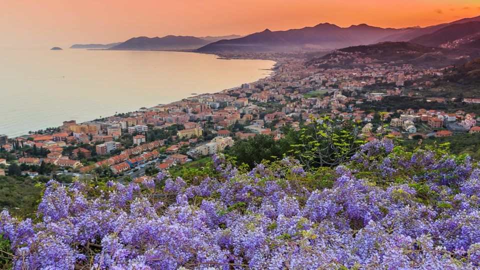 Sonnenaufgang über der ligurischen Küste - (Foto: © Getty Images/iStockphoto)