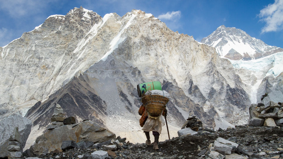 Gepäckträger unterwegs zum Mount Everest Base Camp oberhalb des Khumbu-Gletschers in Nepal - (Foto: Nick Pedersen/Getty Images)