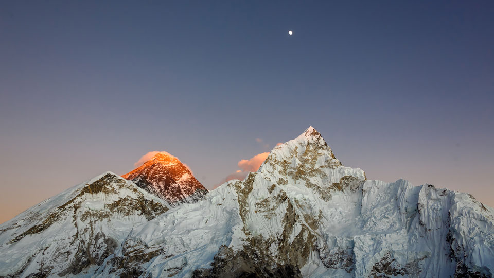 Mond über Mount Everest und Nuptse bei Sonnenuntergang - (Foto:  ©Vadim Petrakov / Shutterstock)