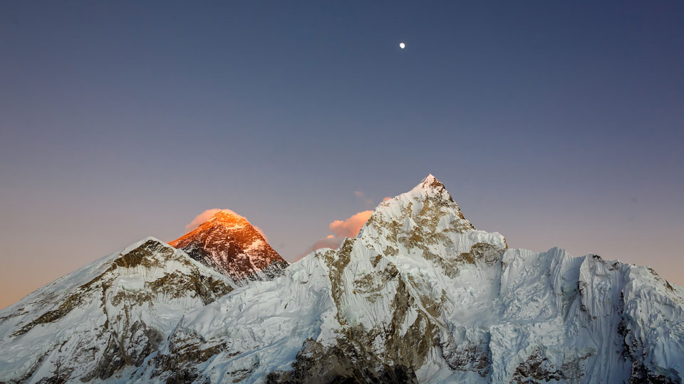 Mond über Mount Everest und Nuptse bei Sonnenuntergang - (Foto:  ©Vadim Petrakov / Shutterstock)