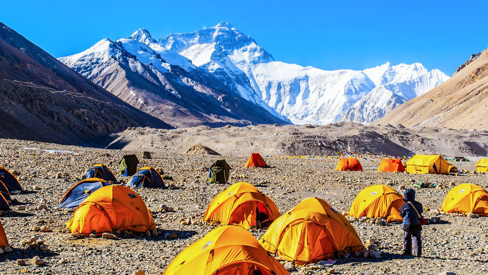 Im Everest Base Camp treffen Menschen aus aller Welt aufeinander - (Foto: Meiqianbao / Shutterstock)