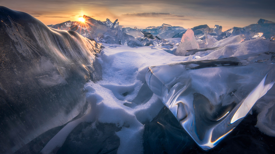Der gigantische Baikalsee gefriert zu mystischen Formationen in den Tiefen des Winters - (Foto: ©Pathompat Meelarp/Getty Images)