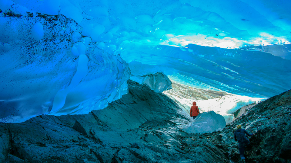 Schimmerndes blaues Eis in den Höhlen unter Alaskas Mendenhall-Gletscher - (Foto: ©Sean Lema/Shutterstock)