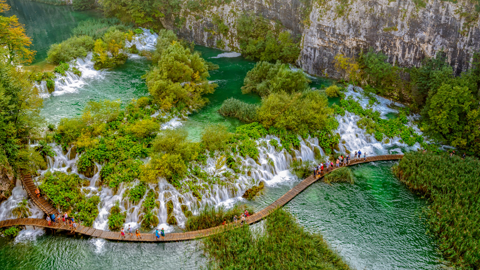 Das Wasser der terrassenförmigen Seen fließt durch den Nationalpark Plitvicer Seen - (Foto: ©Richard Guijt Photography/Shutterstock)
