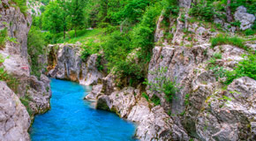 Der Juliana Trail in Slowenien führt über den Fluss Soča, der den Triglav-Nationalpark umfließt - (Foto: © Tomas1706 / Getty Images)