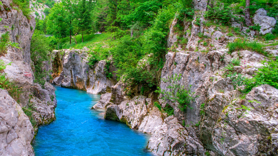 Der Juliana Trail in Slowenien führt über den Fluss Soča, der den Triglav-Nationalpark umfließt - (Foto: © Tomas1706 / Getty Images)