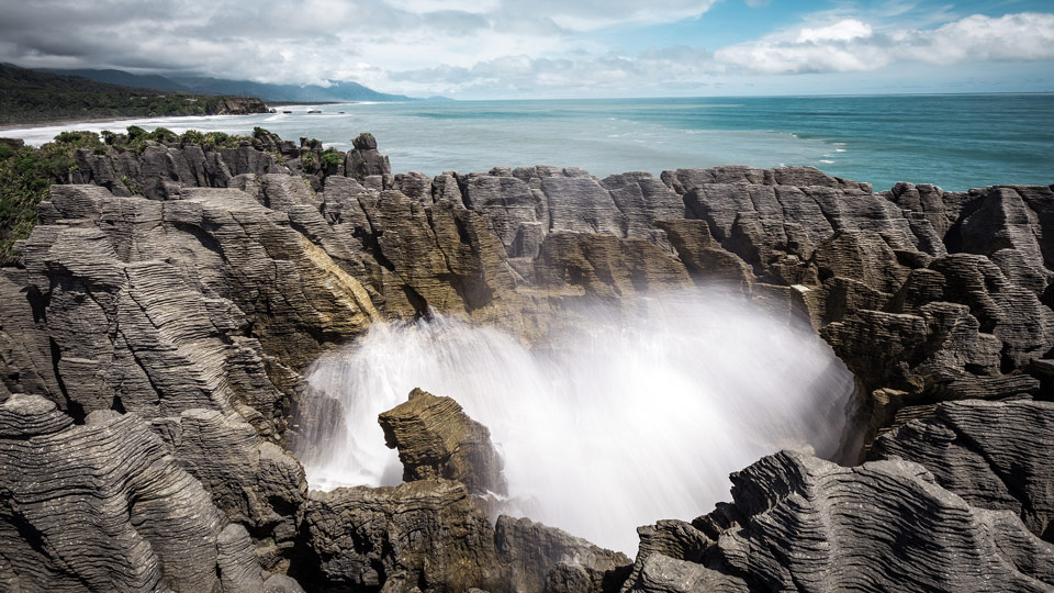 Der Paparoa Track in den Pancake Rocks führt landeinwärts in die Regenwälder Neuseelands zu den atemberaubenden "Blowholes", in denen bei Flut die Gischt brandet - (Foto: © Maria Swärd / Getty Images)