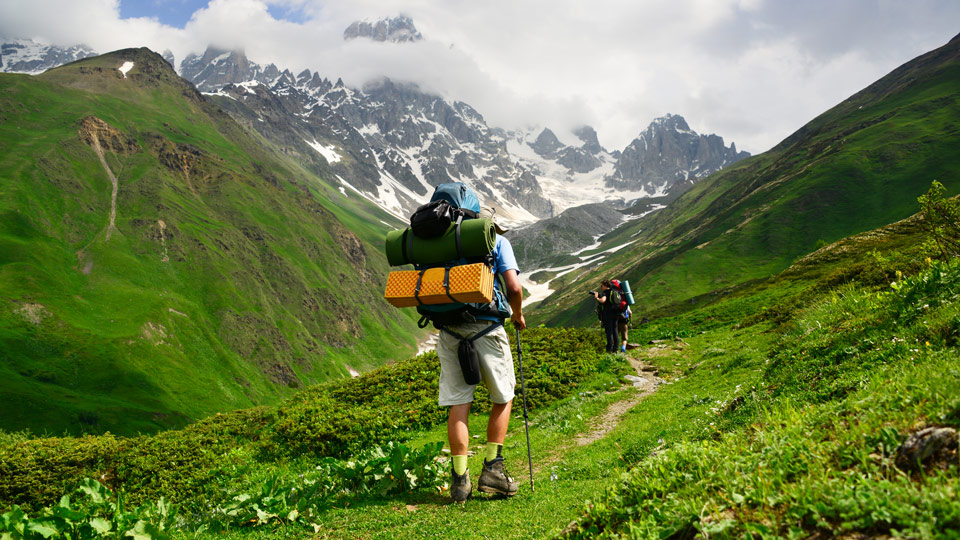 Wanderer machen sich in der Region Swanetien in Georgien auf den Weg in den Kaukasus - (Foto: © Maya Karkalicheva / Getty Images)