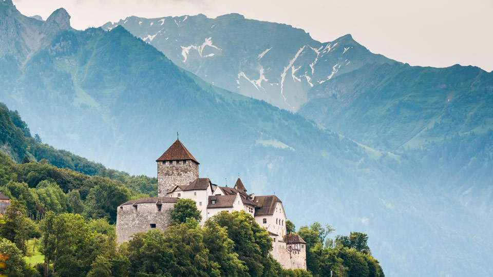 Der Liechtenstein Trail führt zur sagenhaften Burg von Vaduz aus dem 12. Jahrhundert - (Foto: © Vit Kovalcik / Shutterstock)