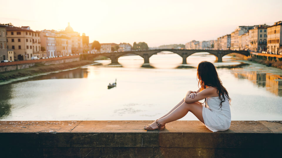 Von einer der unzähligen Brücken aus kann man herrlich den Sonnenuntergang betrachten - (Foto: © Westend61 / Getty Images)