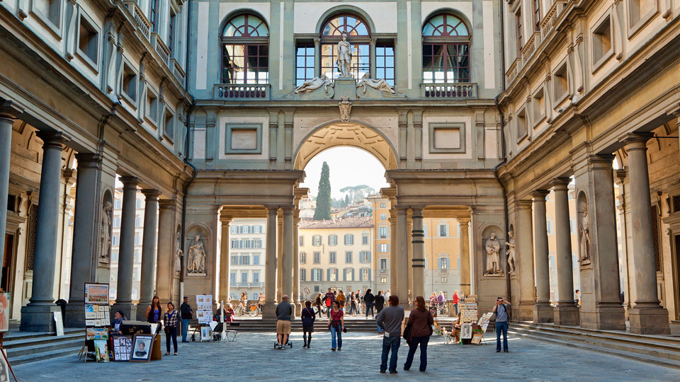Die Atmosphäre im Innenhof vor der Galleria degli Uffizi gehört zum Gesamtkunstwerk - (Foto: © Sylvain Sonnet / Getty Images)