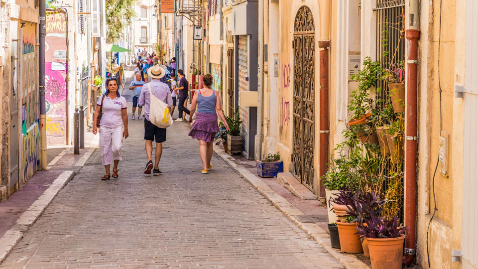 Das Flair, die Farben, Gerüche und Geräusche in den Straßen Frankreichs tief zu inhalieren kostet nichts - (Foto: © Chrispictures / Shutterstock)