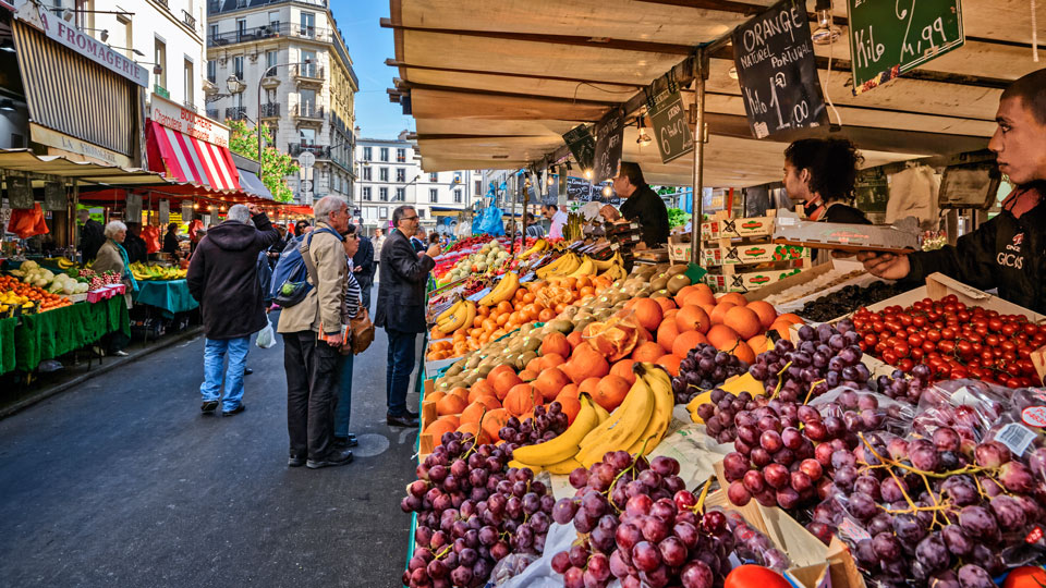 Wer sich auf dem Straßenmarkt für ein Picknick eindeckt, spart Restaurantkosten - und Spaß macht es obendrein - (Foto: ©Bruno De Hogues/Getty Images / Shutterstock)