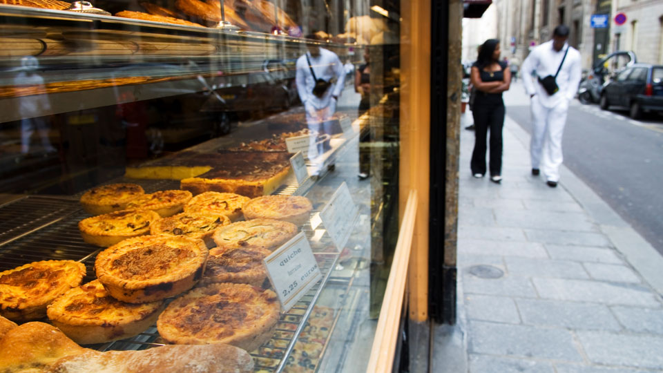 Die Quiches lassen das Wasser im Munde zusammenlaufen, wie hier in der Rue St-Louis en I'lle in Marais - (Foto: ©Will Salter/Lonely Planet)