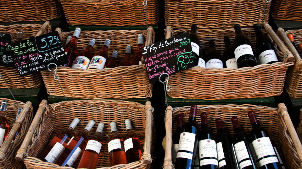 Wein kannst du beim örtlichen Weinhandel kaufen - oder besser noch direkt auf dem Weingut - (Foto: ©Krzysztof Dydynski/Lonely)