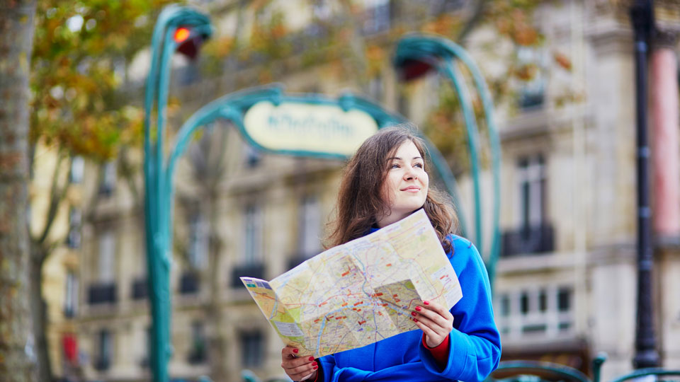 Wer mit den Öffentlichen fährt, hat mehr von seinem Stadtbummel - (Foto: ©Getty Images/iStockphoto)