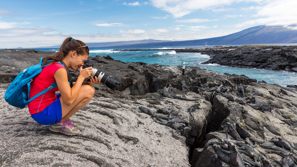 Richtiges Schuhwerk ist ein Muss bei dem abwechslungsreichen Gelände der Galápagos Inseln, ebenso wie eine Kamera - (Foto: ©Maridav/Shutterstock)