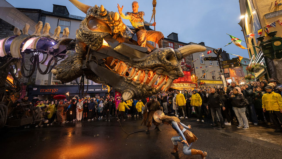 Beim Galway International Arts Festival 2023 zog ein großer Drache durch die Straßen  - (Foto: Andrew Downes)