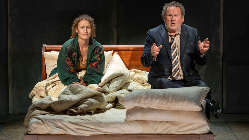 Im Stück "Bedbound" von Enda Walsh waren 2023 die Fernsehstars Colm und Brenda Meaney zu sehen - (Foto: Marcin Lewandowski)