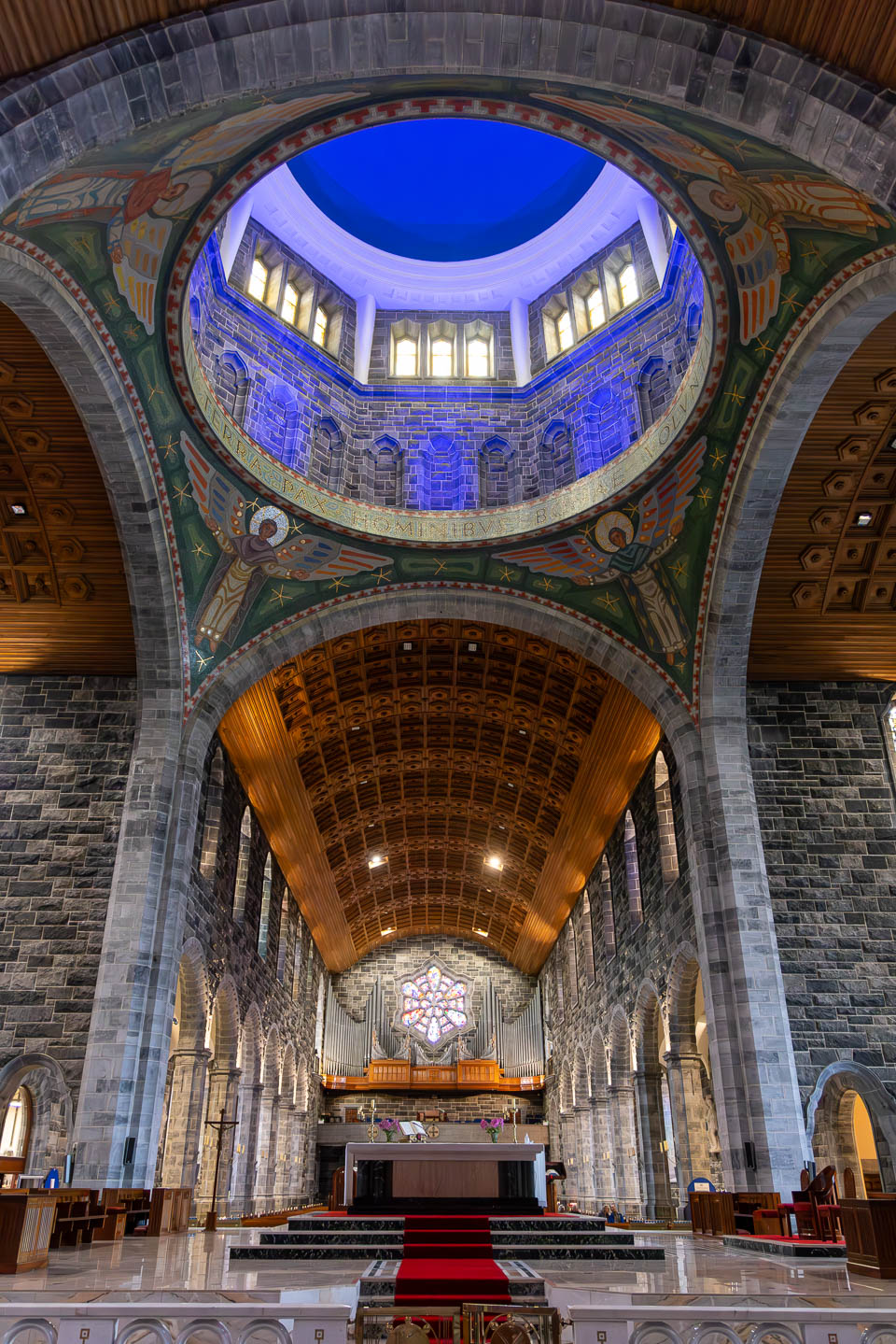 Im Inneren der Galway Cathedral herrscht eine besondere Lichtstimmung - (Stephan Goldmann) 