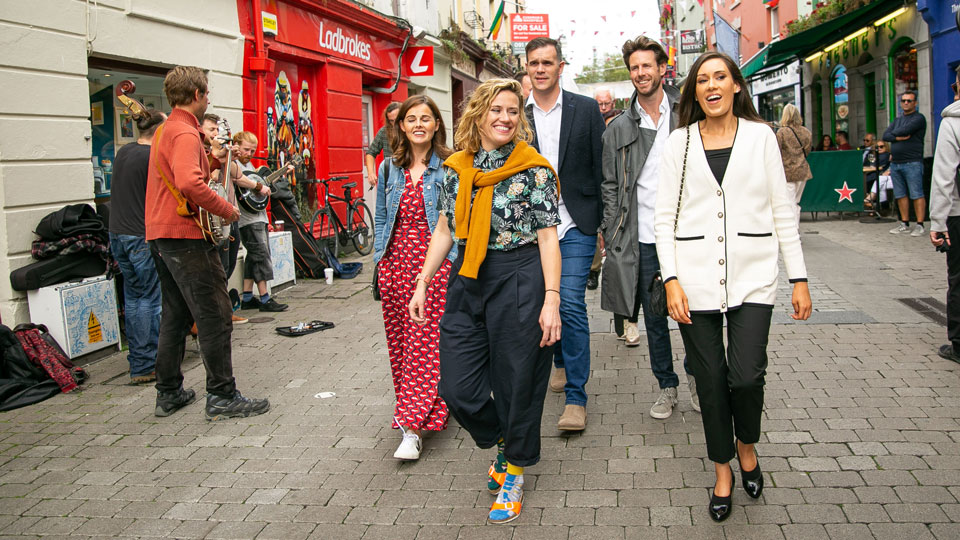 Auf einer Tour durch die Stadt zeigt die Führerin, was Galway an Essen und Trinken zu bieten hat - (Foto: Galway Food Tours)