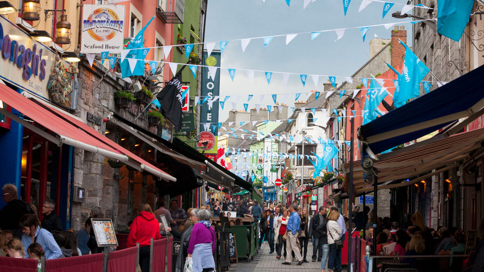 Treiben im Latin Quarter in Galway City – (©powerofforever/Getty Images)