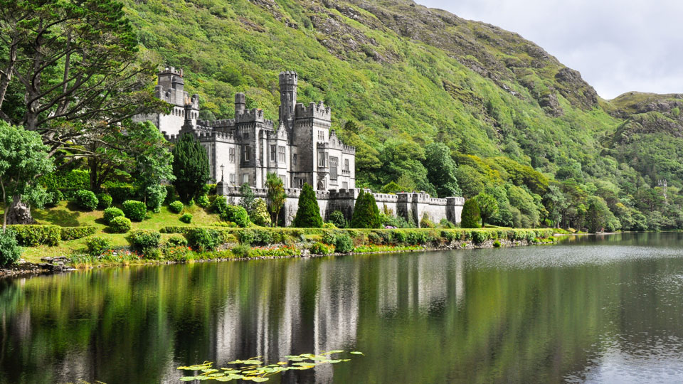 Die Kylemore Abbey spiegelt sich malerisch im See vor ihren Toren - (©Noradoa/Shutterstock)