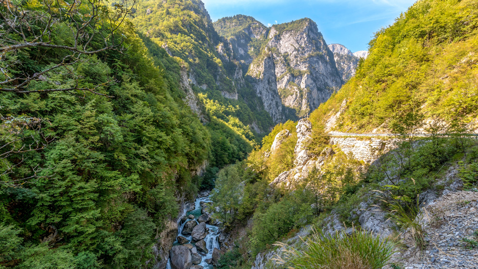 Schluchten und Berge in der wilden kosovarischen Gebirgslandschaft - (Foto: © Chris2Braun/Getty Images)