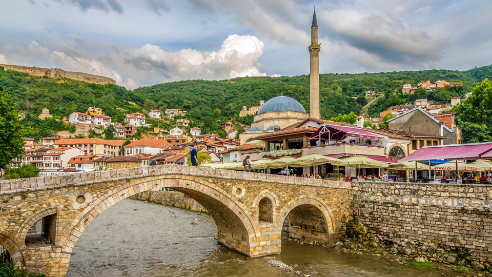 Die osmanische Sinan Pasha Moschee und Steinbrücke im Herzen der Altstadt von Prizren - (Foto: © milosk50 / Shutterstock)