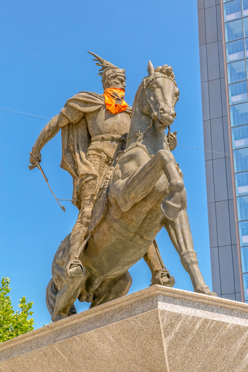 Die Statue des albanischen Nationalhelden Skanderbeg im Zentrum von Pristina - (Foto: © OPIS Zagreb / ​​Shutterstock)